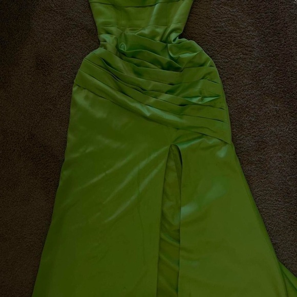 Vera Wang Inspired satin neon green high spilt gown.Pleated for hourglass effect - Picture 4 of 8